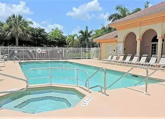 4th image of 15385 Bellamar Cir APT 413