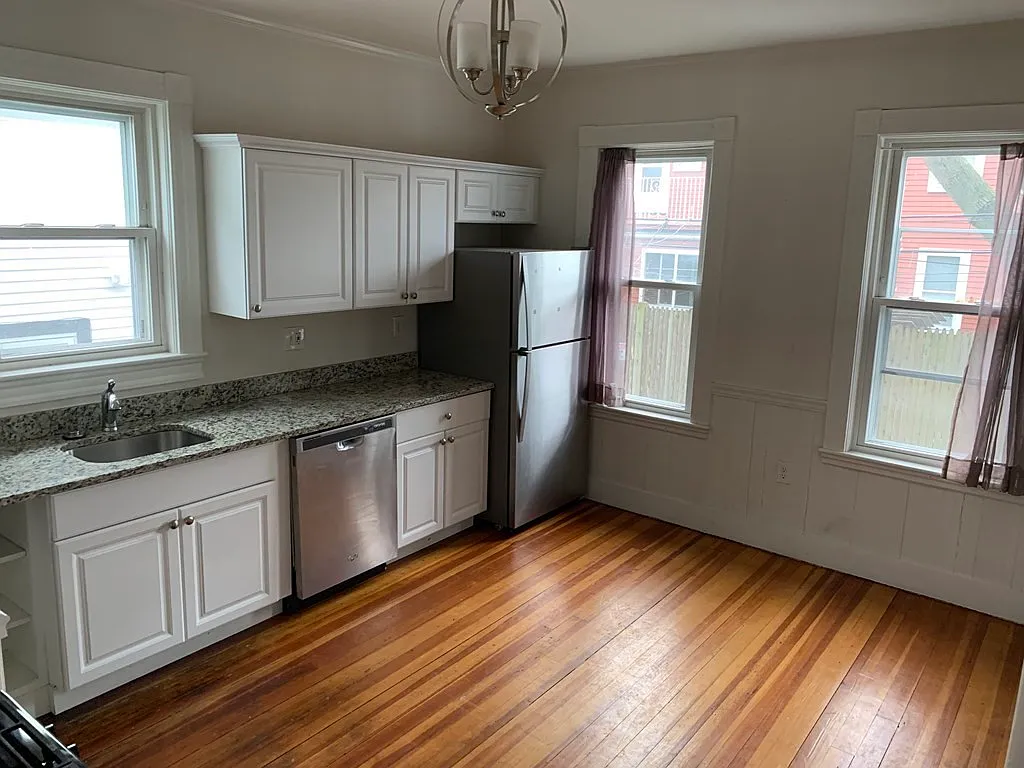 4 bed, 1.0 bath, 1400 sqft, $3,500 — Photo 2
