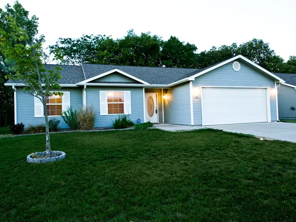 121 Hackberry Ave, Manhattan, KS 66502