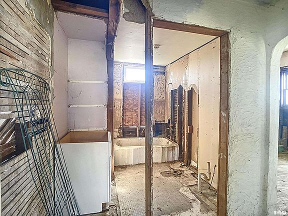 5th image of 204 Main Ave