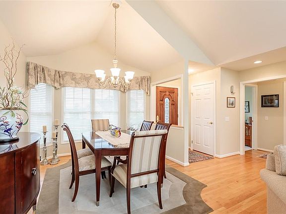 5th image of 986 Kensington Ct