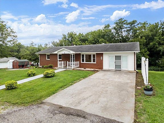 3rd image of 615 Circle Dr