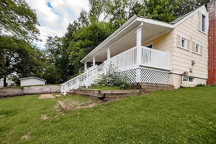 4 bed, 1.0 bath, 904 sqft, $1,475 — Photo 2