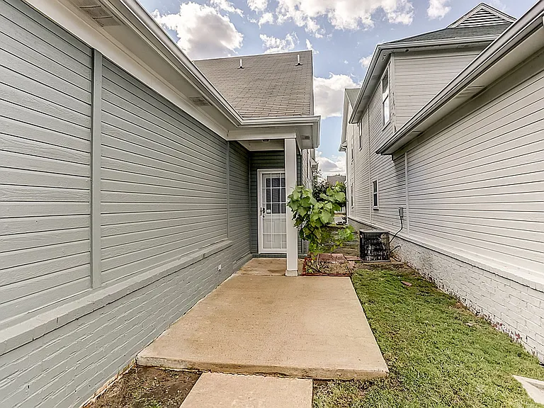 1338 Harbor Park Dr — Photo 3