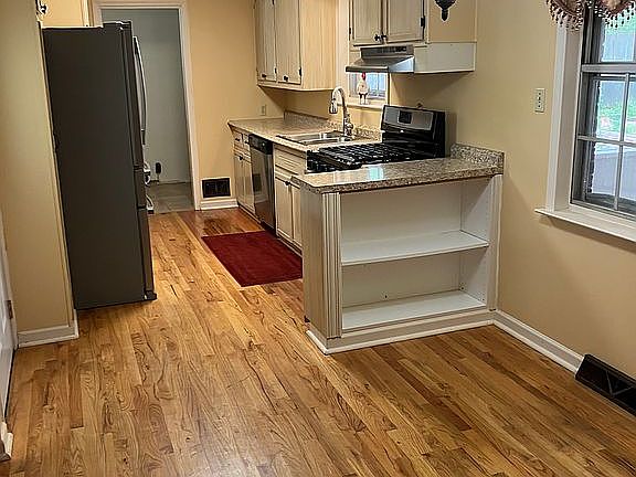 Kitchen and breakfast area