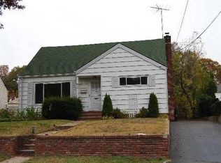 107 Robinson Ave, Glen Cove, NY 11542