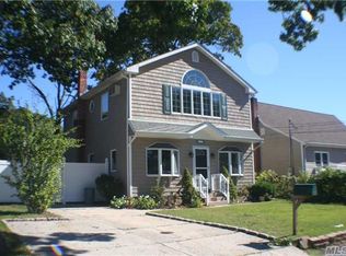 17 Olive St, Lake grove, NY 11755