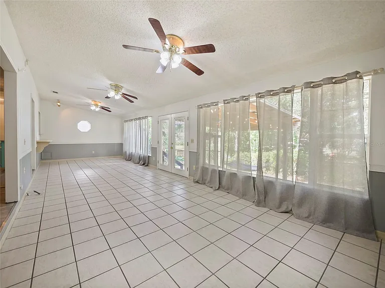 240 Maureen Dr — Photo 10