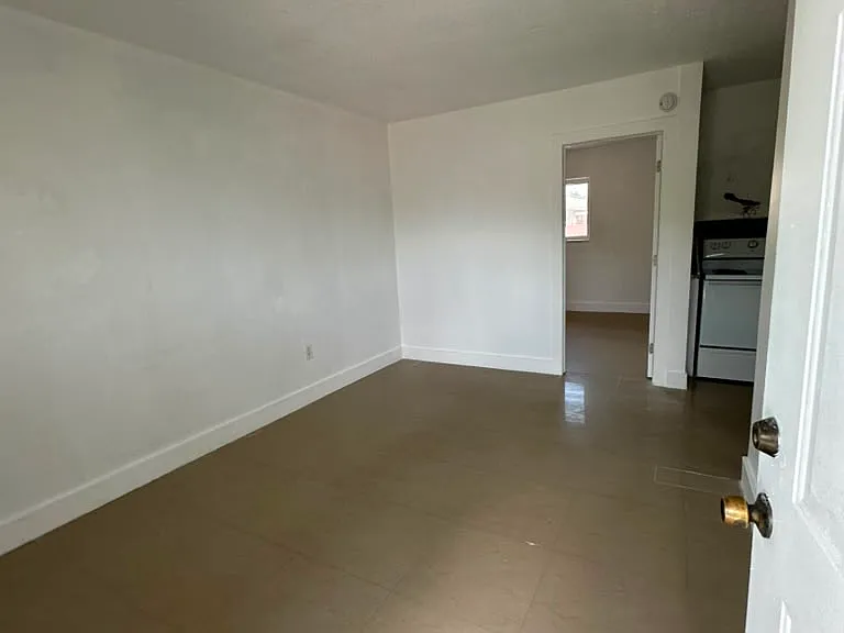 1836 SW 6th St #5 — Photo 5