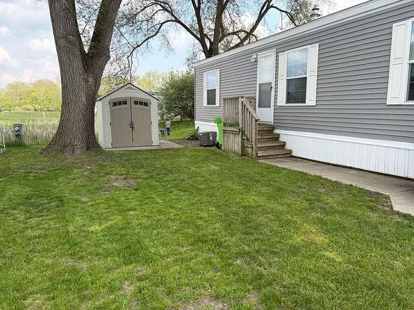351 Sycamore Dr, White Lake, MI 48383