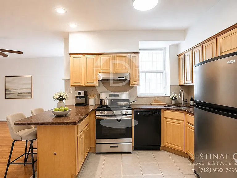 387 Clinton St #1R — Photo 2