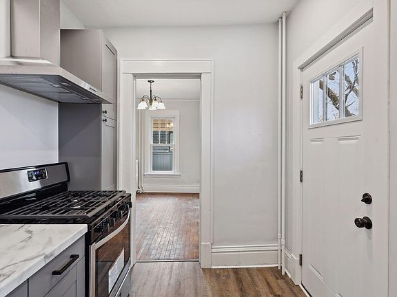 4th image of 28 Sheridan Ave S #1