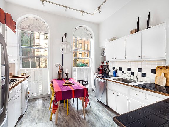 4th image of 229 E 48th St #23