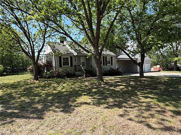 5th image of 821 Holt Ave