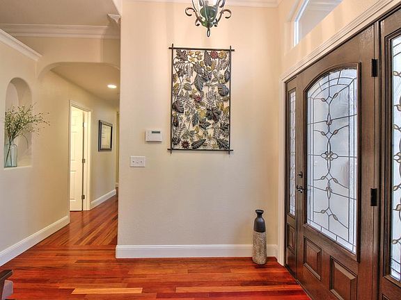 3rd image of 1670 Collingwood Ave