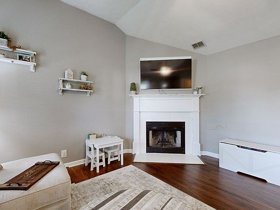 4th image of 2806 Holsted Dr