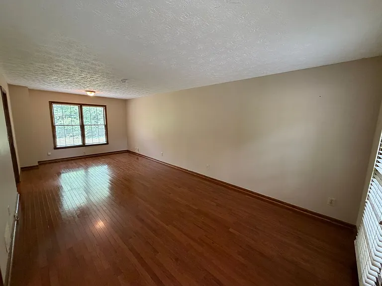 364 Regal Dr — Photo 2