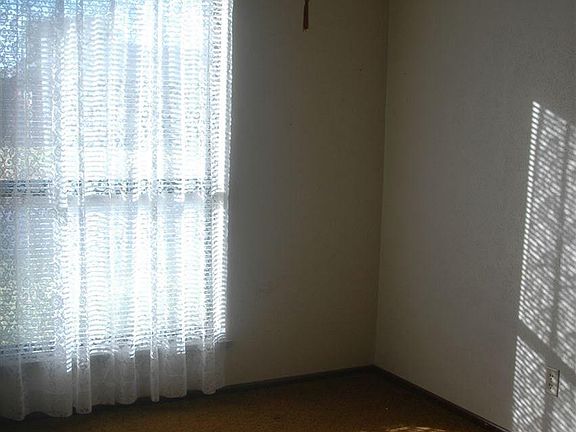 4th image of 108 S Valley Dr