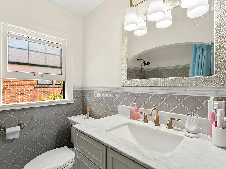 1526 Thorndyke Ave W — Photo 20