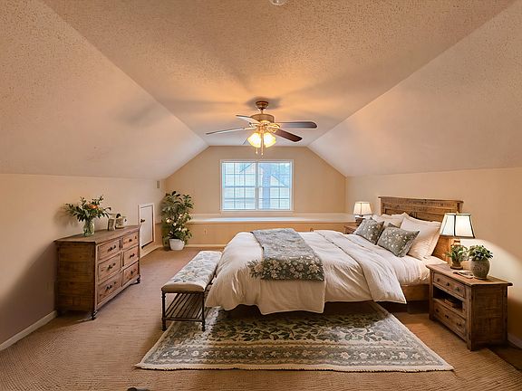 5th image of 802 N Taylor Ct