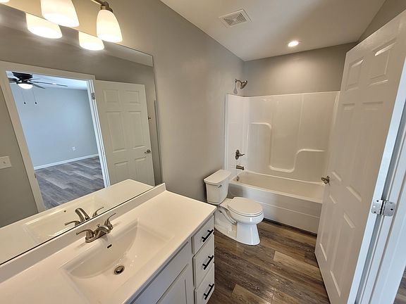 5th image of 232 Longwood Ln #1
