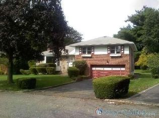 15 Eastfield Ln, Melville, NY 11747