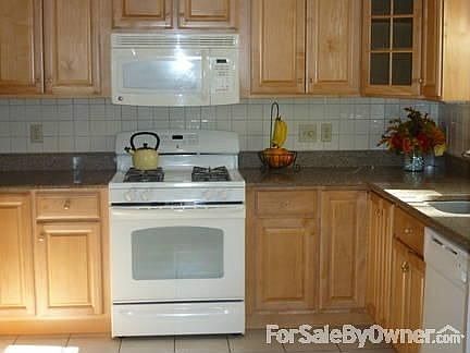 Kitchen
						:
						Natural Maple cabinets w/brass & maple knobs, Granite countertops, tile splash