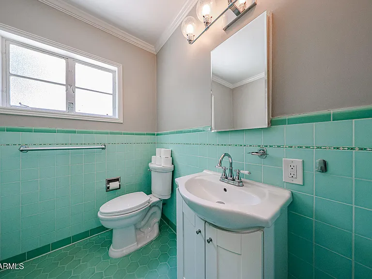 1317 W Holly St — Photo 29