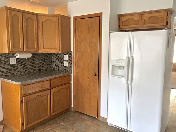 Large fridge, panty, great layout