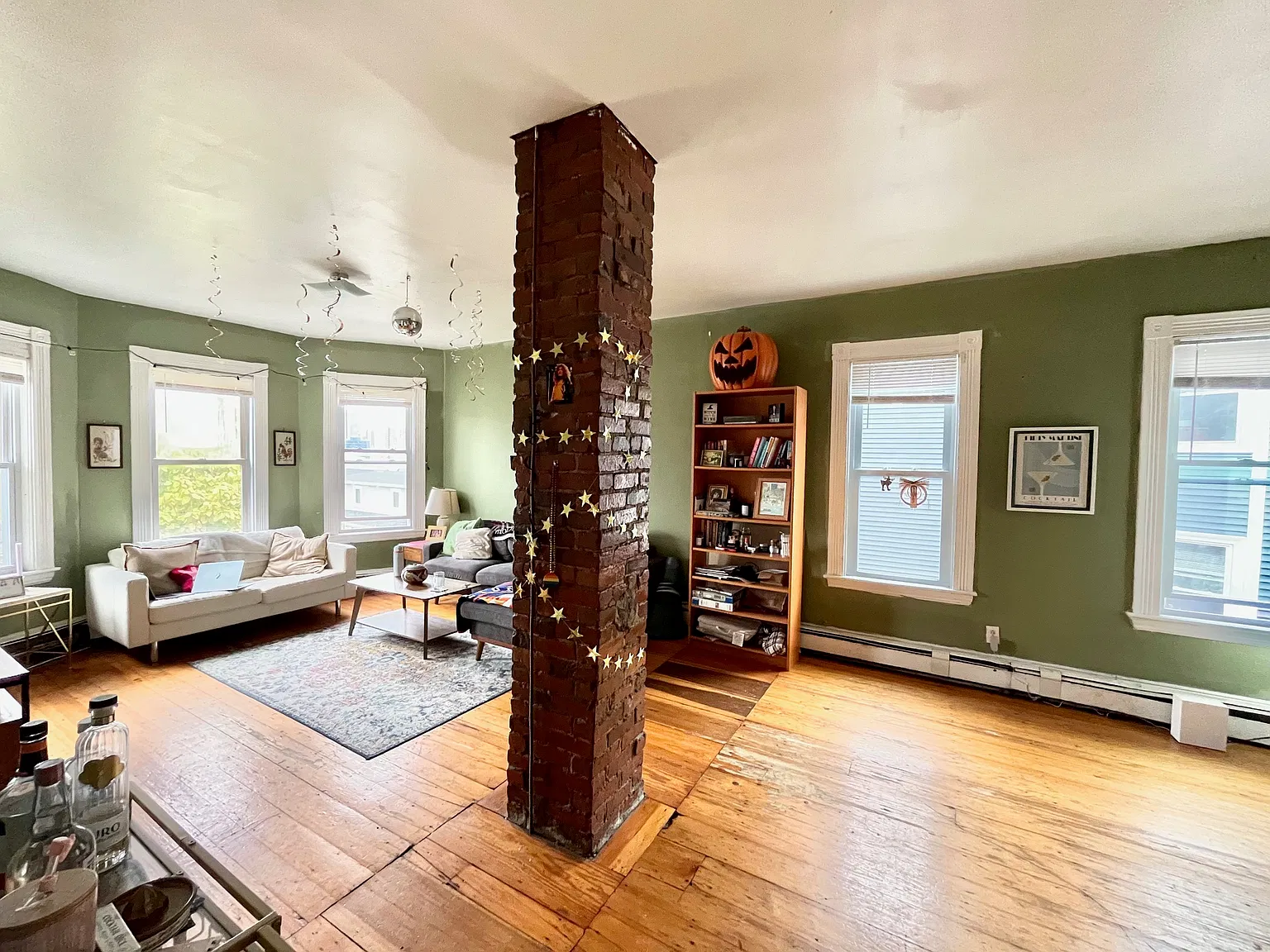 4 bed, 9999 sqft, $6,300 — Photo 1