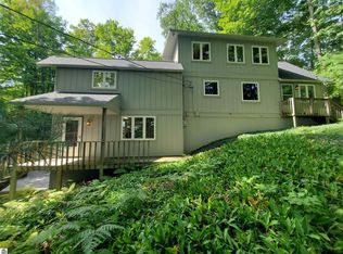 6550 SW Bayshore Dr, Traverse City, MI 49684