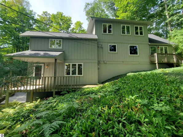 6550 SW Bayshore Dr, Traverse City, MI 49684