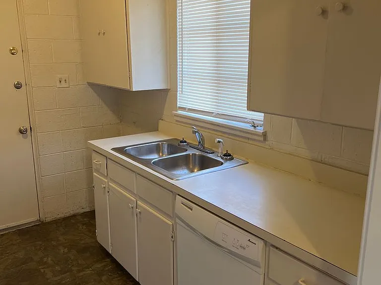 2300 W Hickory St — Photo 16