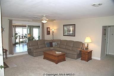 Living Room 20' x 18 '