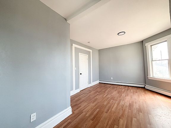 4th image of 648 Grove St