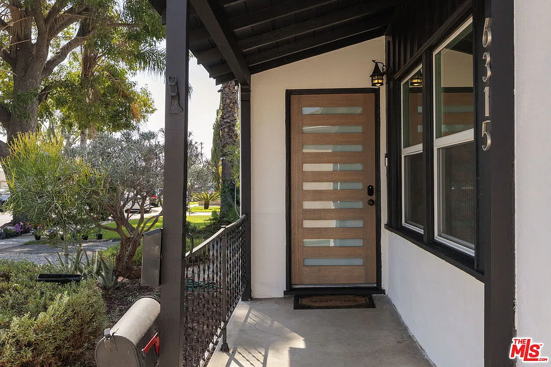3 bed, 2.0 bath, 1560 sqft, $4,495 — Photo 2