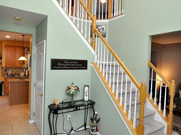 3rd image of 8 Greenbriar Ct