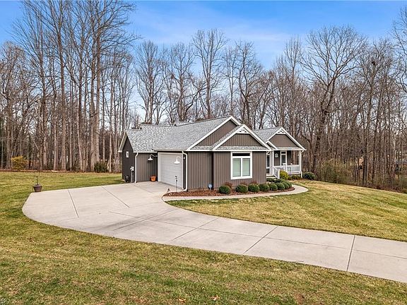 5th image of 115 Oak Dr