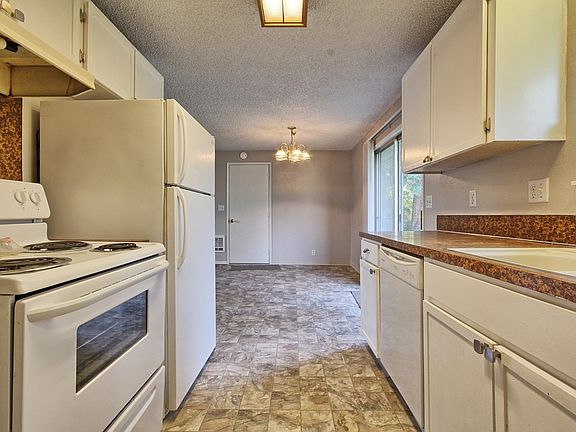 5th image of 1110 SE 145th Ct