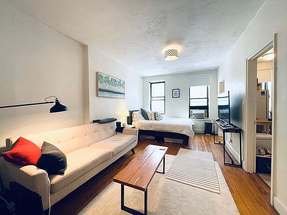 4th image of 213 E 45th St #4R