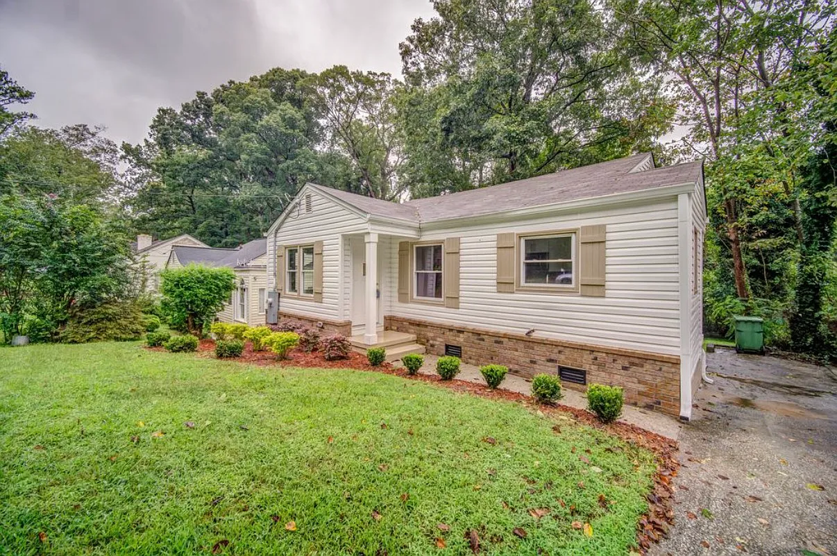 3 bed, 1300 sqft, $2,100 — Photo 2