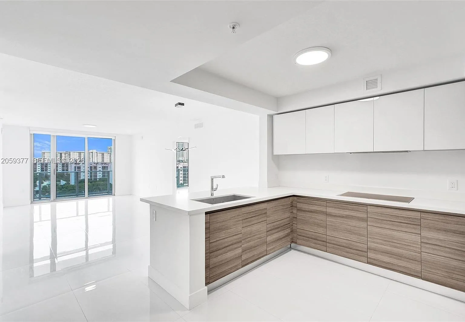 Parque Towers Condo — Photo 1
