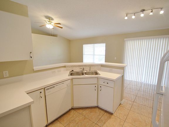 3rd image of 1009 Mayfair Pl