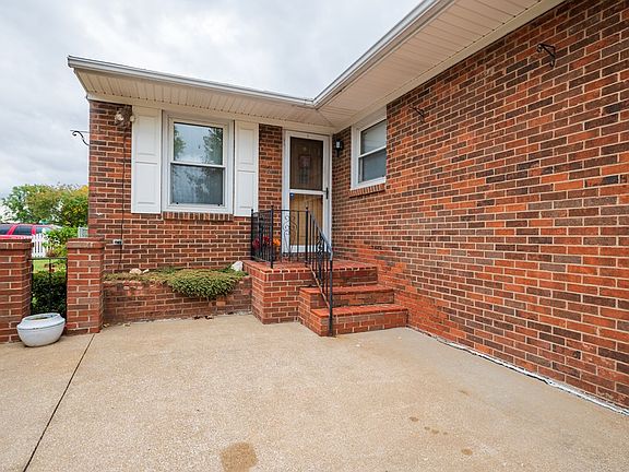 4th image of 1326 Wayside Dr E