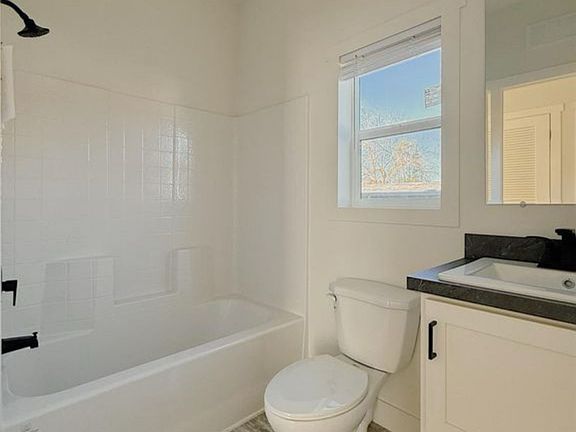 5th image of 5065 42nd St