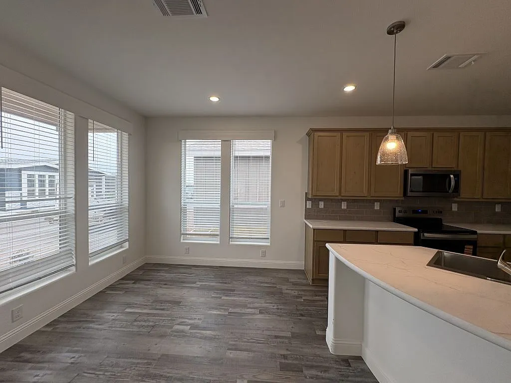 2 bed, 2.0 bath, 1608 sqft, $1,749 — Photo 4