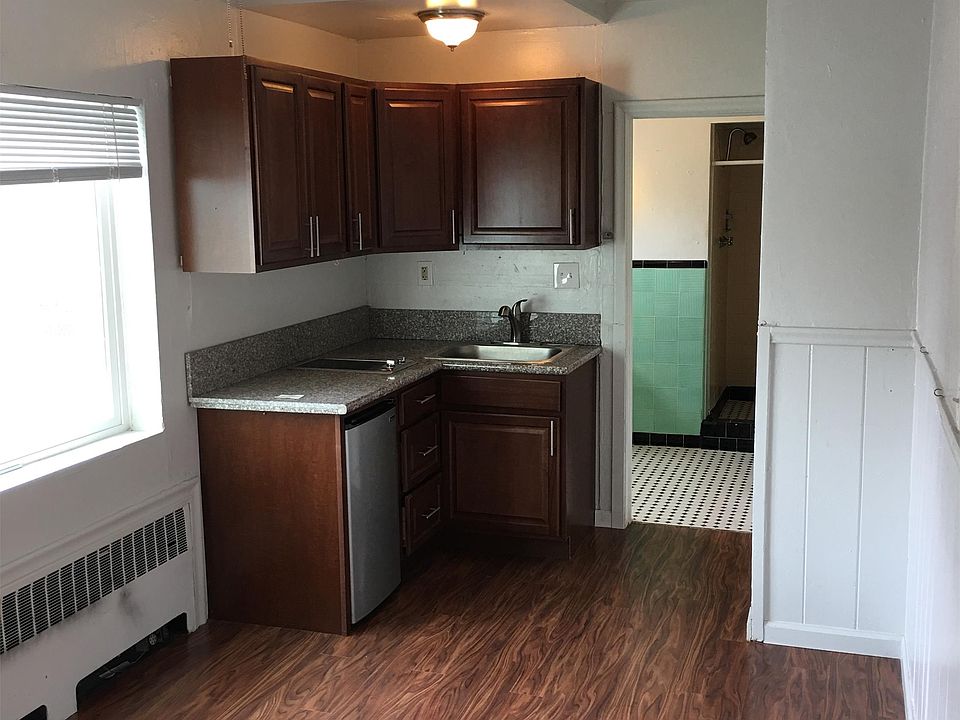 2nd image of 139 Pine St APT 4