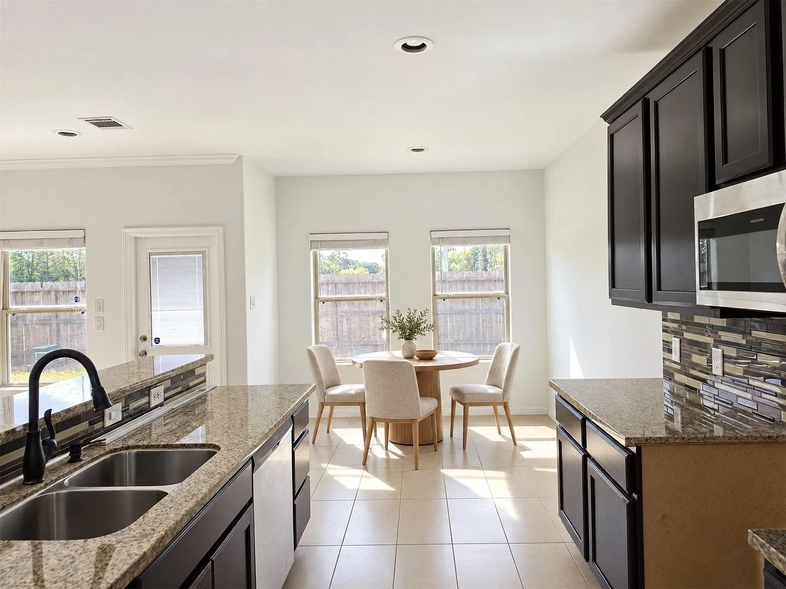 4 bed, 2.5 bath, 2175 sqft, $2,100 — Photo 2