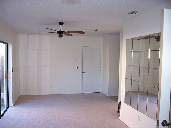 EAT-IN KITCHEN AREA