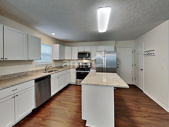 3rd image of 2274 Farmland Dr